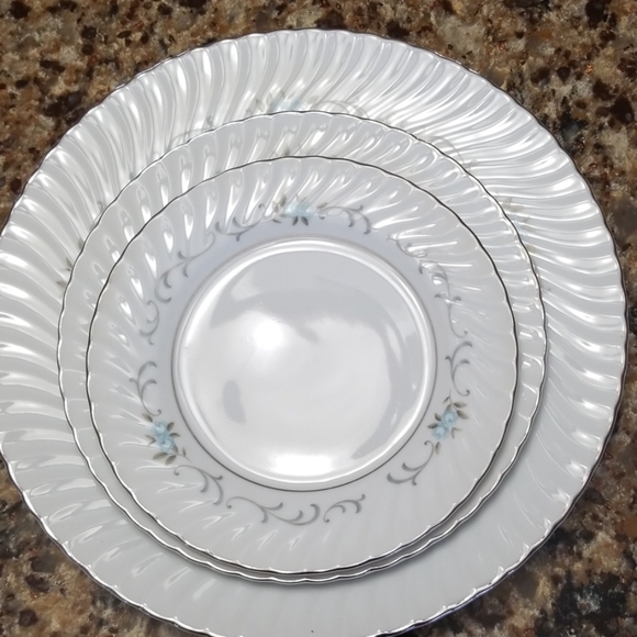 Mikasa beautifully styled 60 pieces (10 settings) - Picture 3 of 8